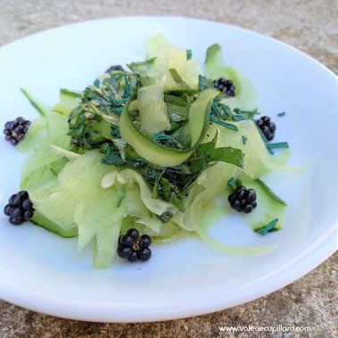 Tagliatelles de concombre sauce spiruline et basilic