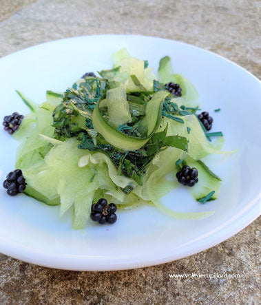Tagliatelles de concombre sauce spiruline et basilic