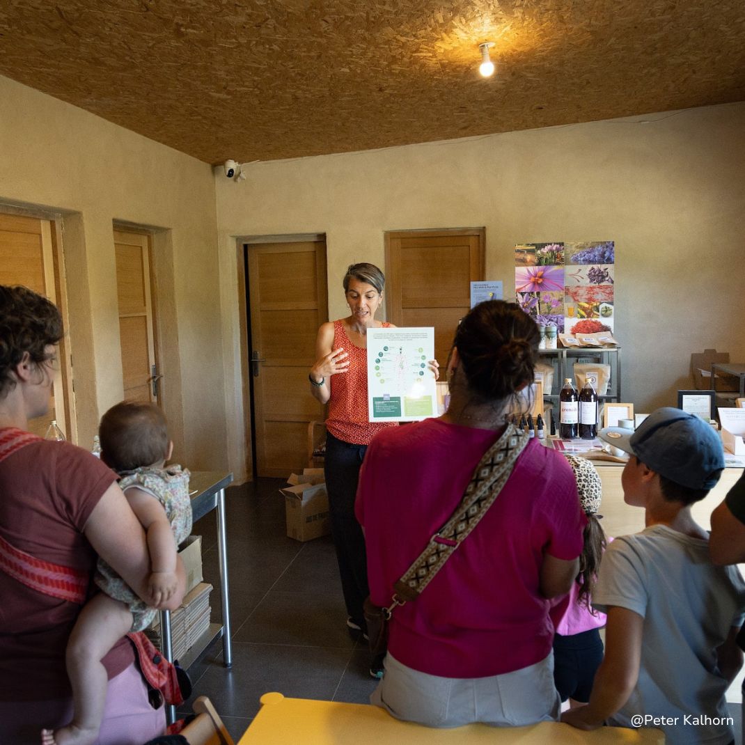 Céline de Manjolive explique les bienfaits de la spiruline lors d'une visite à la ferme