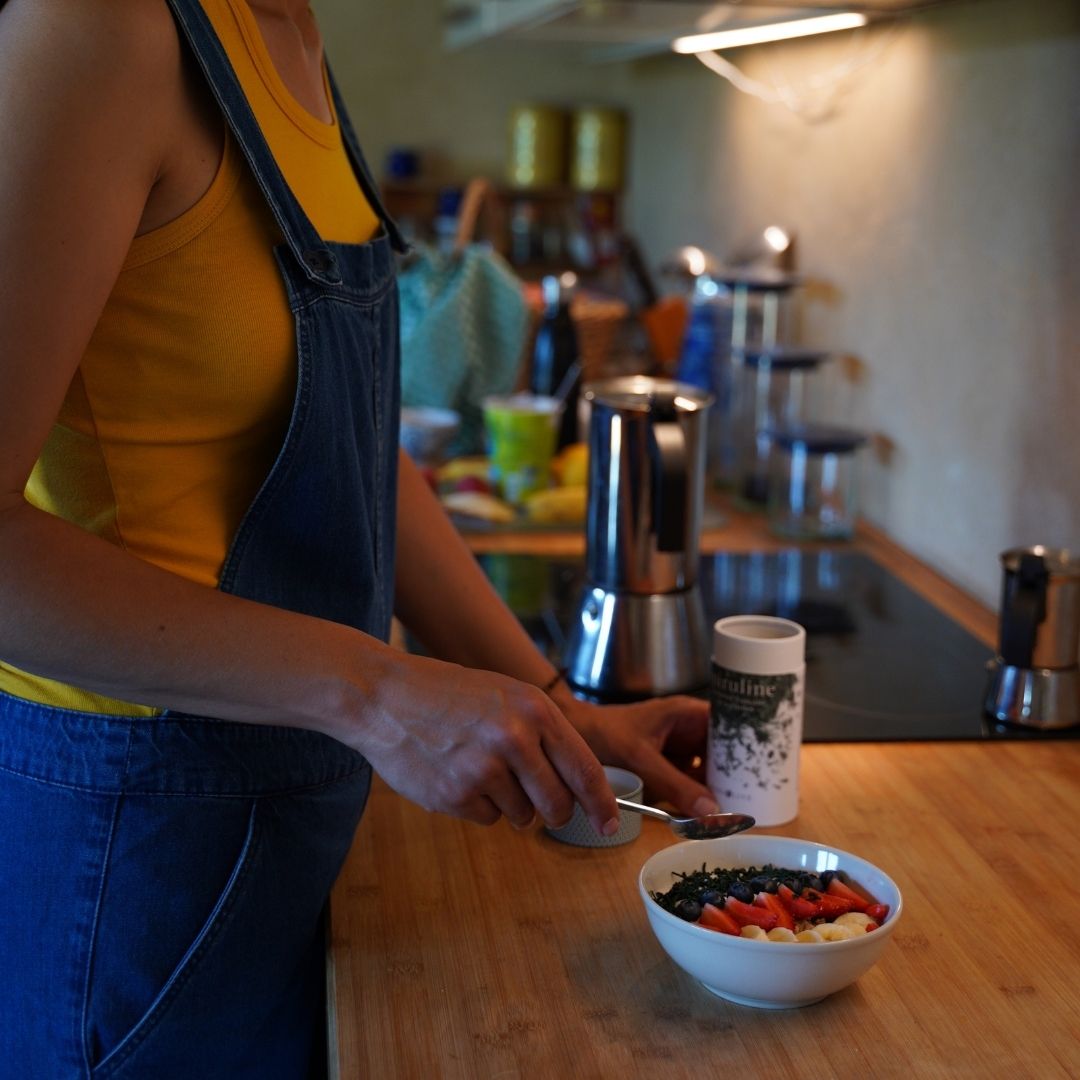 Bol de yahourt avec spiruline à paillettes