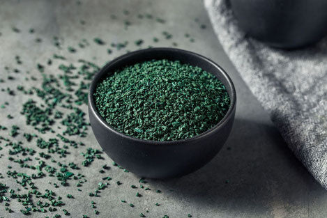 De la spiruline en paillettes se trouve dans un bol