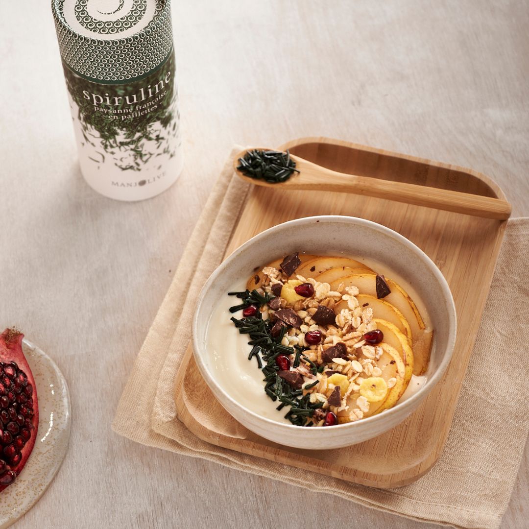 La meilleure spiruline en paillettes saupoudrée dans un bol de muesli