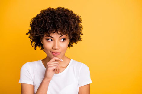 Une femme avec des cheveux utilise de la spiruline pour les rendre beaux