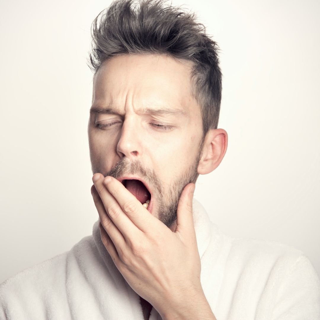 un homme fatigué baille
