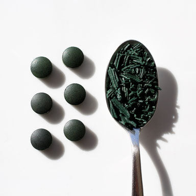 Des comprimés de spiruline et paillettes