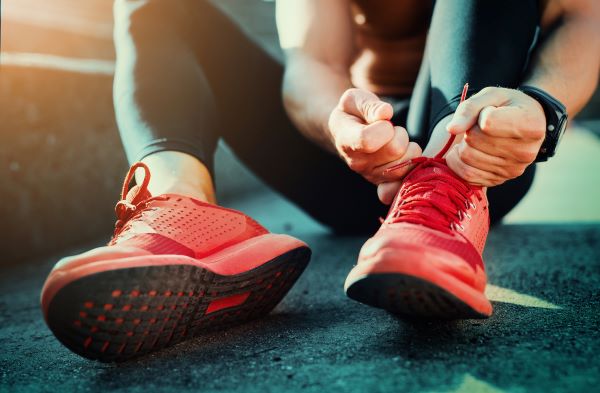 Un sportif met ses chaussures après avoir pris de la spiruline pour faire son sport