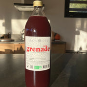 Une bouteille en verre de jus de grenade bio de Manjolive