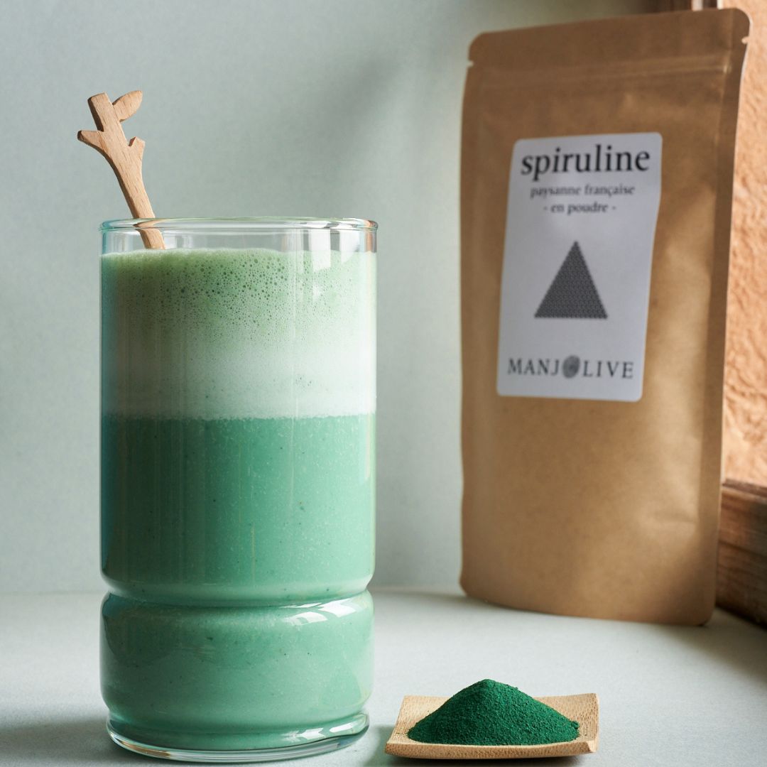 De la spiruline en poudre est diluée dans une boisson