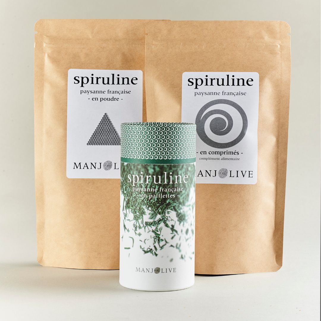 3 paquets de spiruline de différents formats : paillettes, poudre et comprimés